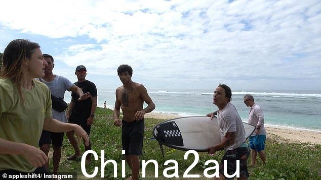 一群愤怒的男人被拍到包围并恐吓试图离开海滩的妇女