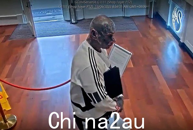 CCTV 捕捉到了臭名昭著的澳大利亚摩托车手 Dayne Brajkovich(如图)在一家礼品店排队购买价值 27,000 美元的黄金的时刻 - 没有人检查他的钱来自哪里