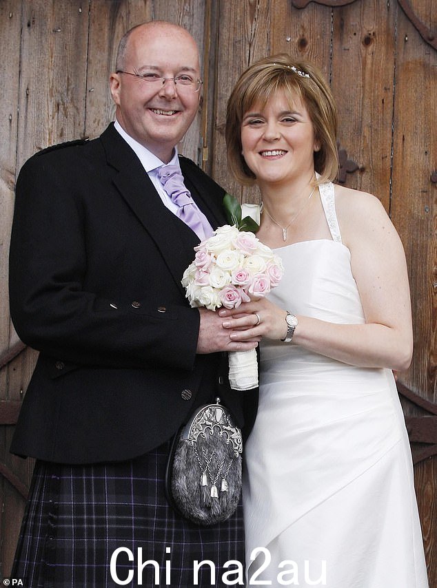 Nicola Sturgeon 和她的新丈夫 Peter Murrell 于 2010 年在格拉斯哥的 Oran Mor 举行婚礼后合照