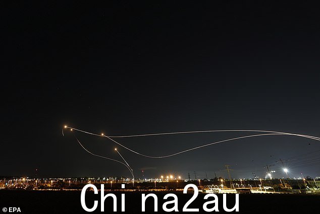 以色列铁穹防空系统拦截从加沙地带发射的火箭的长时间曝光