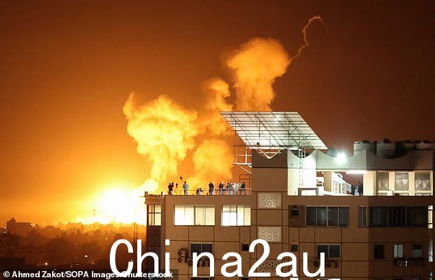 以色列空袭加沙地带中部后,火光和烟雾升起