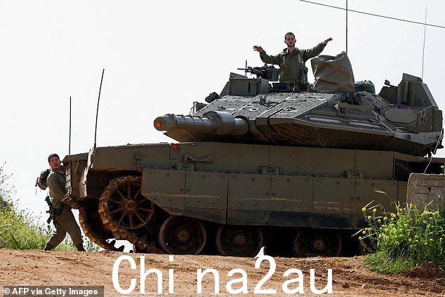 4 月 7 日,以色列士兵在与黎巴嫩接壤的什图拉附近占领了坦克阵地