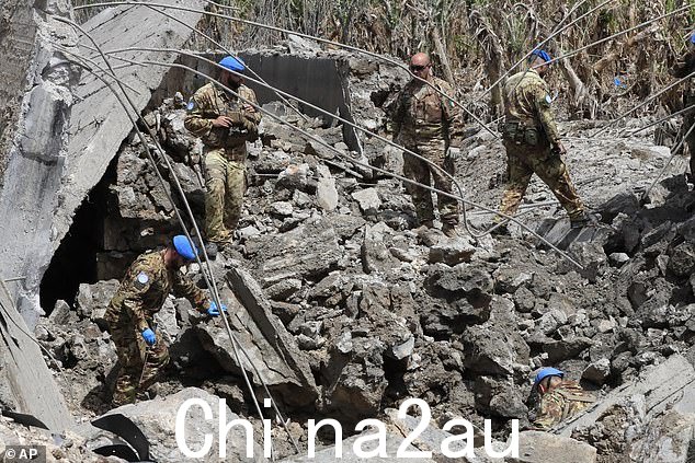 意大利联合国维和人员周五在黎巴嫩南部 Maaliya 村检查一座被以色列空袭摧毁的小桥