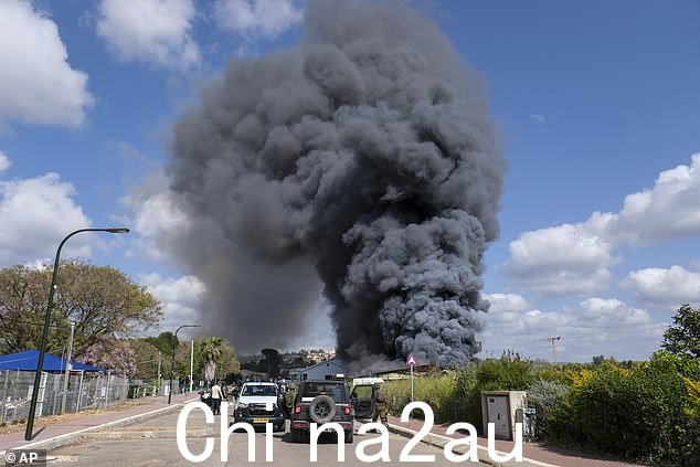 星期四,来自黎巴嫩的火箭弹袭击以色列北部贝泽特后,大火升起浓烟