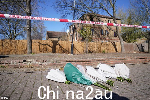 今早现场鲜花。社交媒体上也留下了悼词