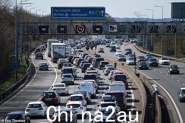 在布里斯托尔附近的 M5 高速公路南行形成了巨大的队列,因为度假者和一日游者前往西南