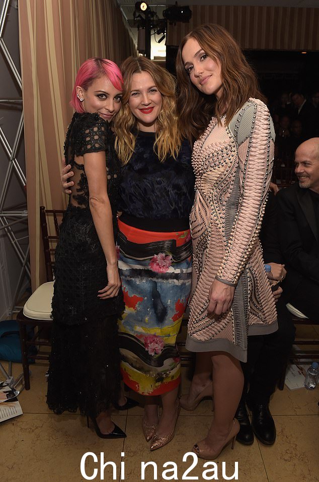 回到过去:2015 年与 Nicole Richie 和 Drew Barrymore 在日落塔举行的洛杉矶时尚颁奖典礼上