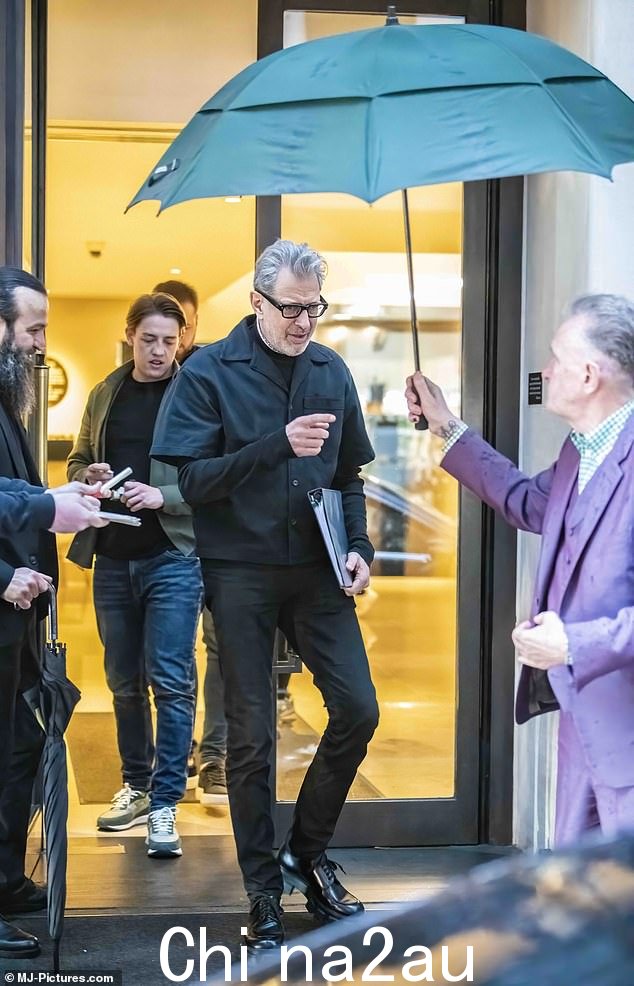 Quick:Jeff Goldblum 在周四伦敦郊游期间试图迅速躲避倾盆大雨时表现出阴郁的表情