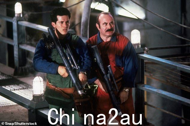 守旧派:Leguizamo 在 1993 年的炸弹超级马里奥兄弟中饰演意大利管道工 Luigi;与英国人鲍勃·霍斯金斯 (Bob Hoskins) 合影