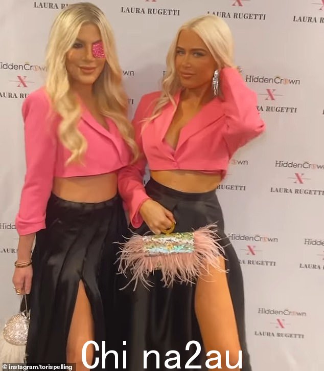 Tori Spelling,49 岁,(左)说她患有眼部溃疡。她戴着眼罩出现在比佛利山庄。她戴着日抛隐形眼镜,但承认睡觉一次最多 20 天
