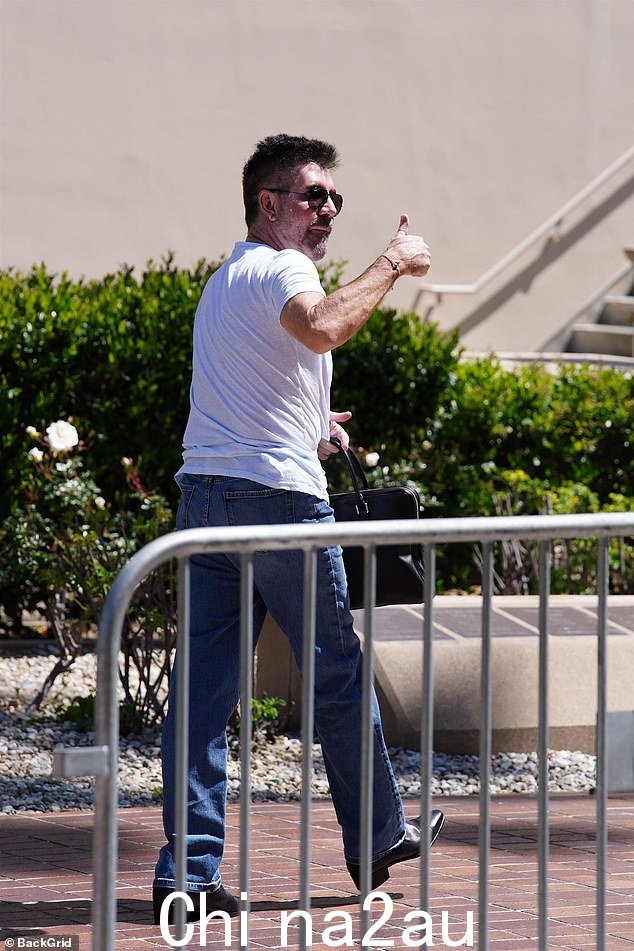 悠闲:63 岁的 Simon Cowell 也被看到走上录音带,穿着白色 T 恤、蓝色牛仔裤和黑色牛仔靴,一副悠闲的样子