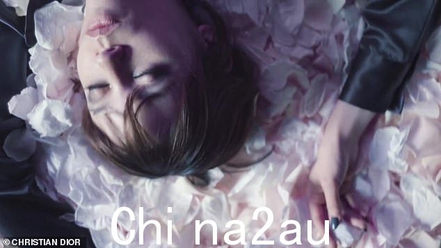 优雅:在快节奏的剪辑中,观众快速瞥见了 Scream 校友 ¿ 将首次主持周六夜现场 ¿ 躺在一堆花瓣中