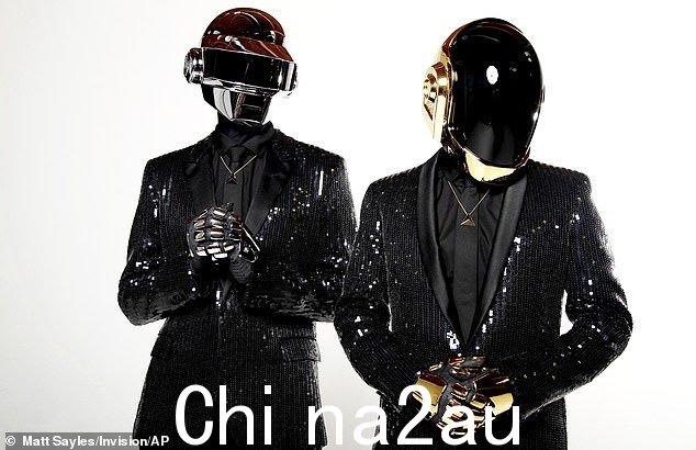 在没有他的前乐队成员 Guy-Manuel de Homem-Christo(Daft Punk 于 2021 年分裂)的情况下工作,他正在放弃狂欢现场,转而进入燕尾服、指挥棒和古典弦乐的世界. 图为:Thomas Bangalter(左)和 Guy-Manuel de Homem-Christo,来自音乐团体 Daft Punk
