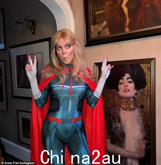 她告诉她的 212,000 名 Instagram 粉丝:'这是为了纪念我的父母在他们前往澳大利亚庆祝结婚 50 周年之前来访。爱你们妈妈和爸爸'