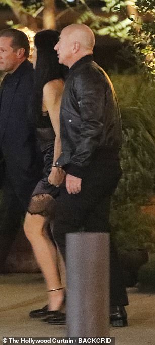 Lauren 的儿子 Nikko 似乎全神贯注地看手机,他漫不经心地走在人群前面