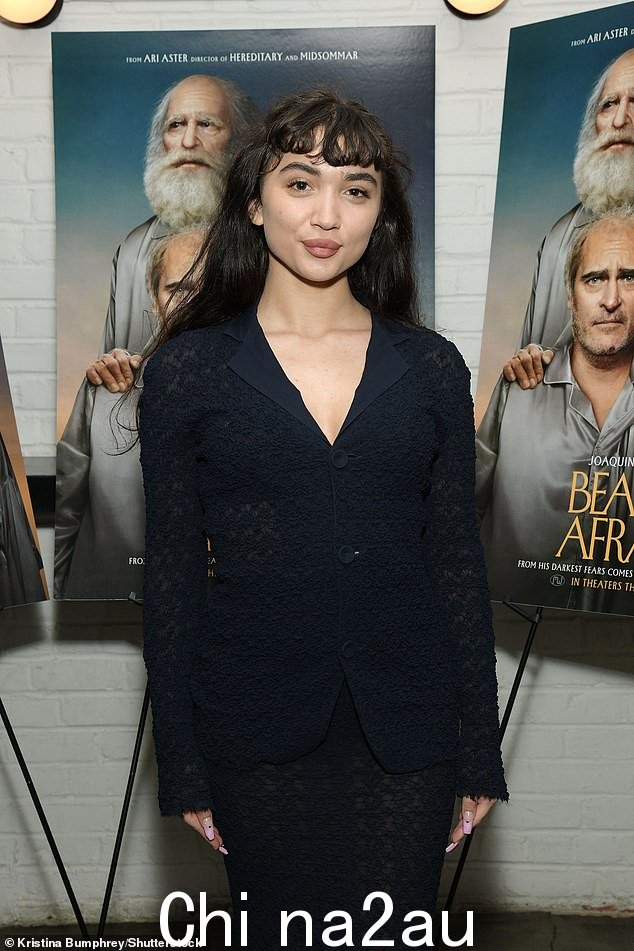 Rowan:Rowan Blanchard 也出现在红地毯上,穿着深蓝色上衣和配套的裙子