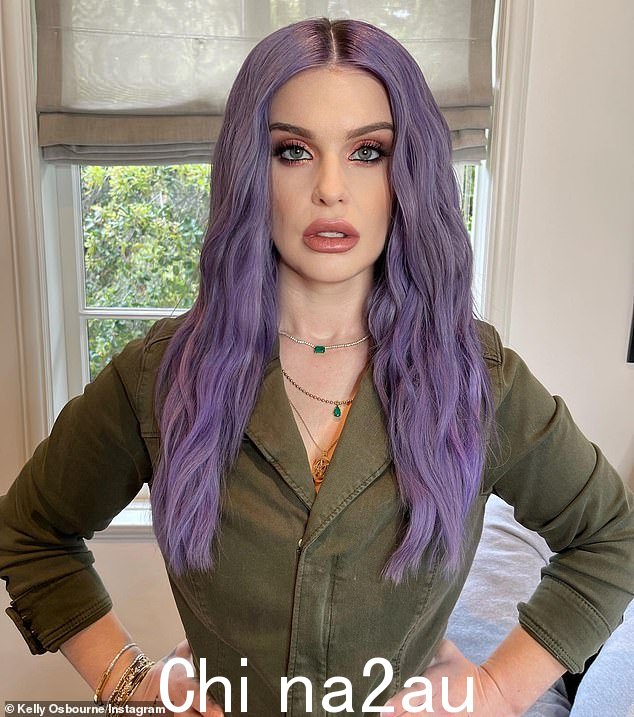 紫色女神:Osbourne 在生下她的儿子 Sidney 仅四个月后就看起来很健康和苗条