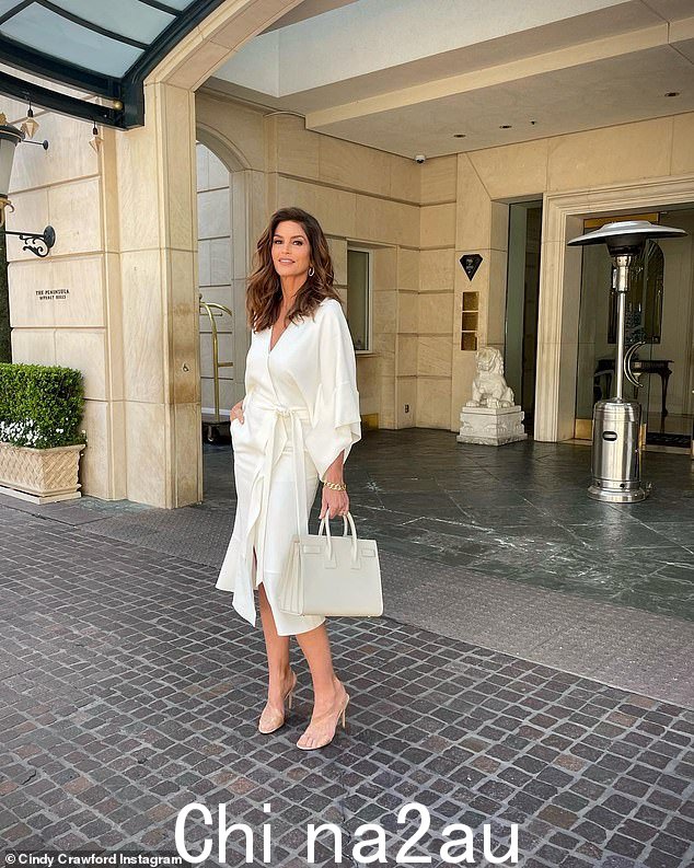 老练:Cindy Crawford 在周四分享到她的 Instagram 的一系列新照片中展现了老练的一面