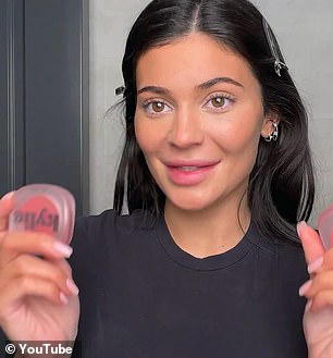 她使用 Kylie Ssin Glow Balm(17 美元)作为腮红和唇彩