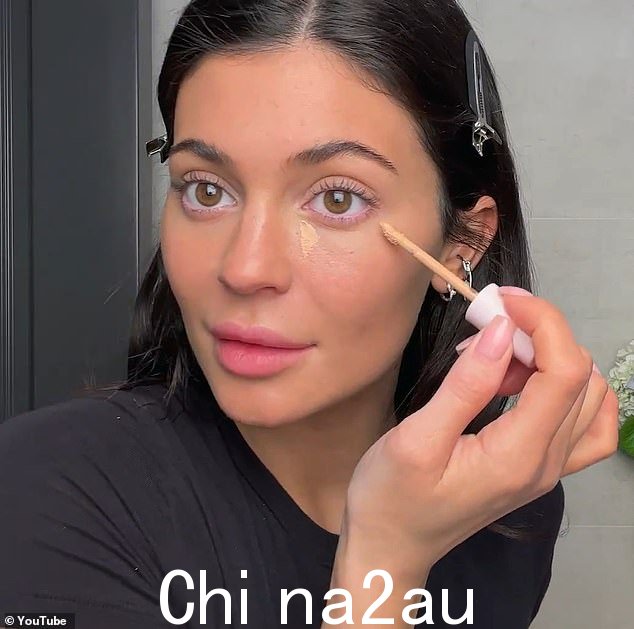 她只涂了一点尚未发布的 Kylie Skin 遮瑕膏