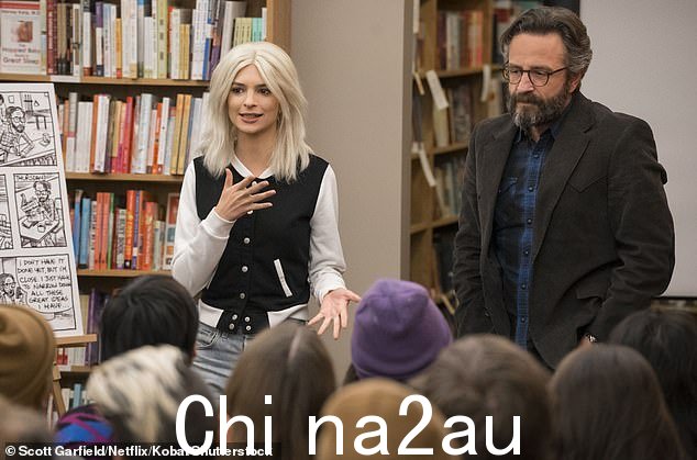 主要人物:她还在 Netflix 系列 Easy 中与 Marc Maron 演对手戏