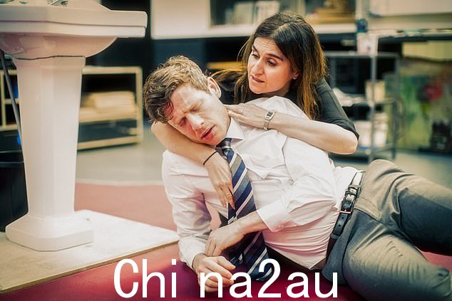 可怕:小小生活已经让预览观众因舞台上对自杀、自残和恋童癖的形象描绘而受到创伤 - 一名观众数出有 11 人走出去