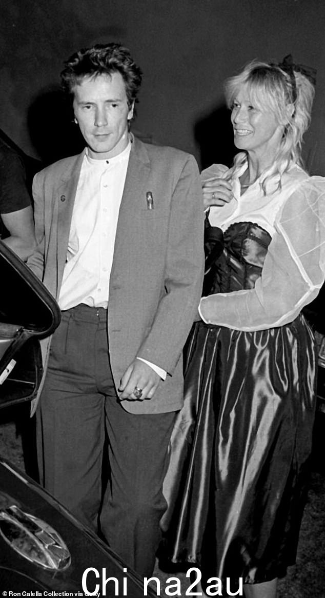 John Lydon 和 Nora Forster 1984 年在加利福尼亚州好莱坞的 Le Dome 餐厅