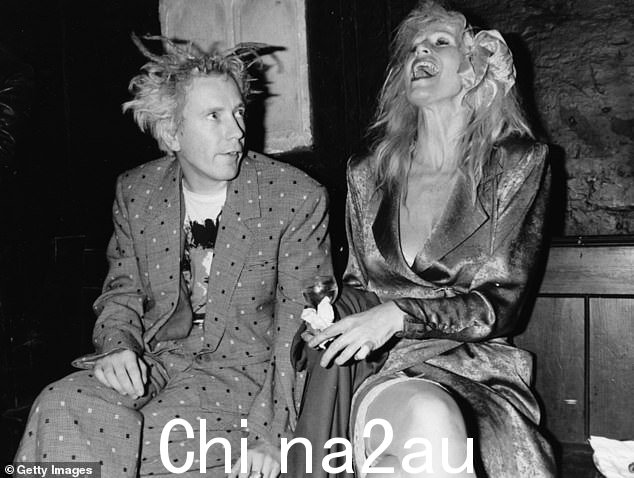 Lydon 让他的妻子 Nora 在 1986 年 11 月在伦敦举行的唱片发布会上大笑