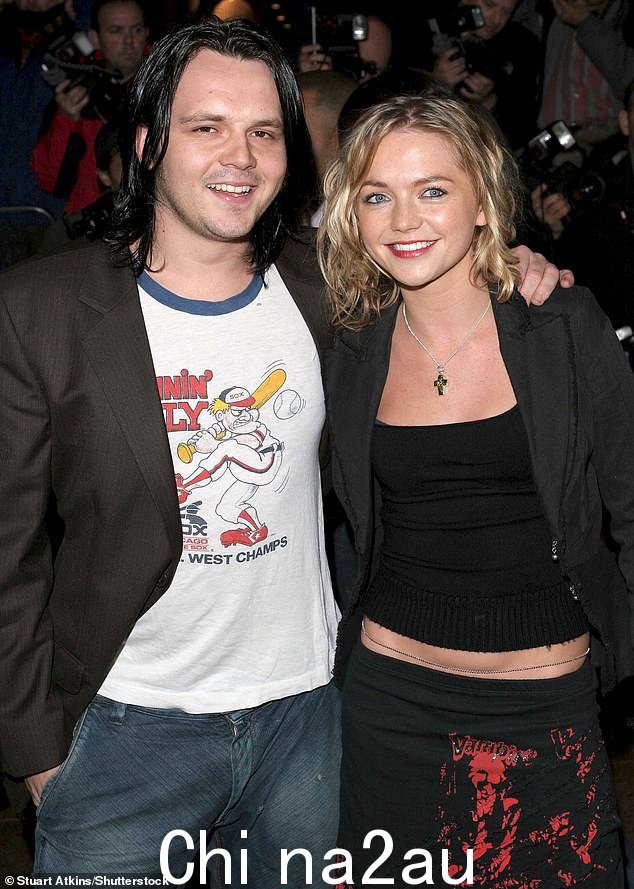 团聚:在《每日邮报》透露保罗与前女友汉娜·斯皮里特 (Hannah Spearritt) 七年的不和(摄于 2004 年)之后,保罗与他和好(摄于 2004 年)之后发生了郊游
