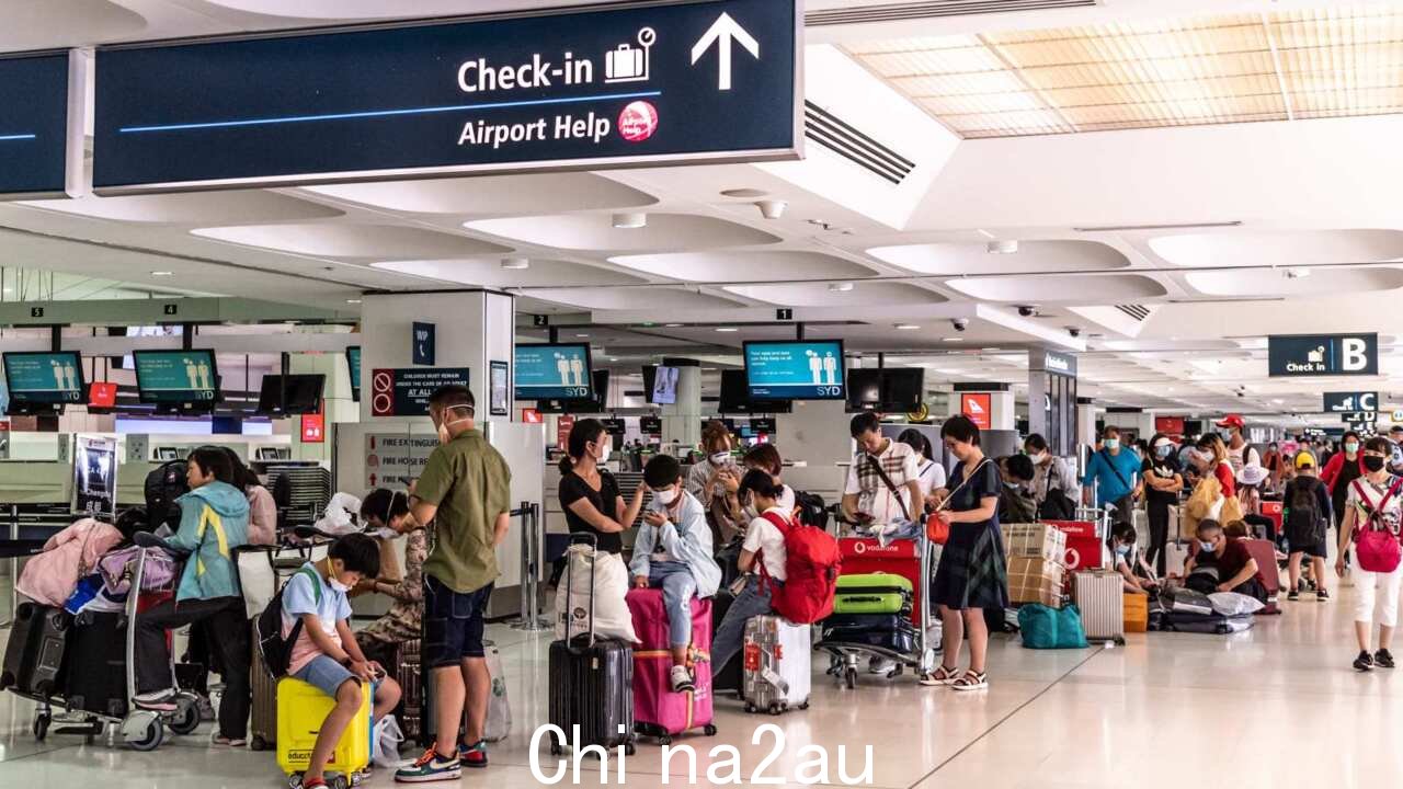 大流行前旅行号码随着数百万人涌向东海岸机场,返航” /><p>在繁忙的复活节长周末期间,强风迫使跑道关闭,悉尼机场的旅客面临航班延误。<p> </p></p> <p>自周六上午以来,所有进港和离港航班都在单一的东西跑道上运行,而两条南北跑道一直关闭到晚上。</p><p>国内和国际服务都受到影响,因为航班重新安排时间并确定优先次序。</p><p>悉尼机场的一位发言人表示,乘客可能会有长达 40 分钟的延误。</p><img class=