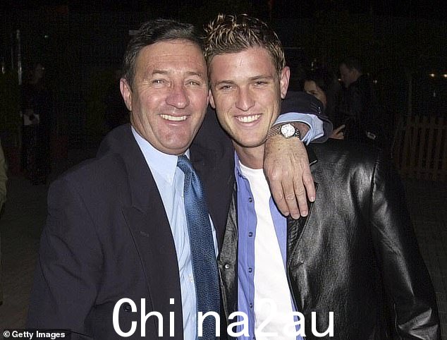 Ken Sutcliffe(2001 年与儿子 Scott 合照)在 1980 年代的鼎盛时期被称为 Mudgee 的模特,当他与 Trent Lynch 的关系于 2019 年突然结束时,他将儿子带回了位于 Mudgee 的家中
