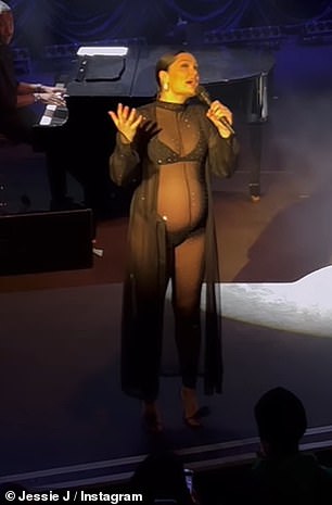 表演:这位流行歌手分享了一段她自己表演歌曲《手电筒》的视频,她将悲伤描述为‘黑暗和孤独’的东西