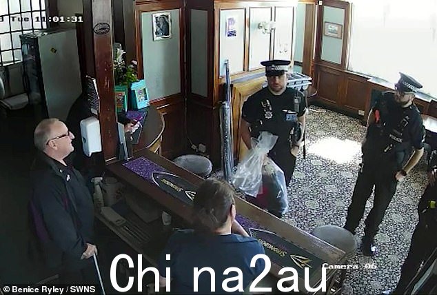 2018 年地方当局接到投诉后,这对夫妇拒绝移除黑脸玩偶,突袭行动就此展开