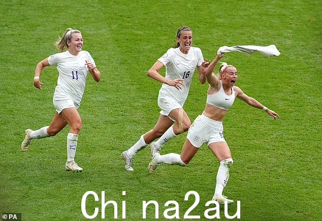 Lioness Chloe Kelly 在赢得世界杯期间穿着她的英格兰耐克运动文胸庆祝