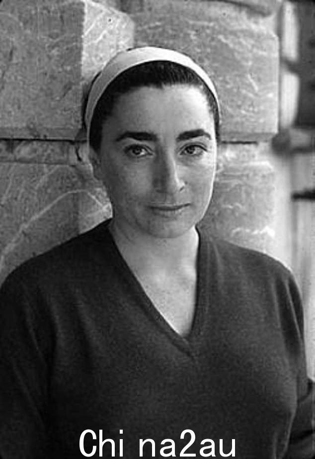 他的第二任妻子 Jacqueline Roque 于 1986 年开枪自杀