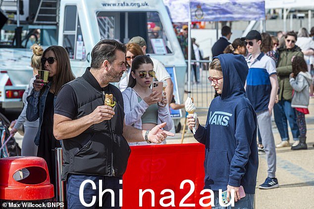 随着复活节周末气温升高,人们在伯恩茅斯的海滩享受甜蜜的享受,在温暖的星期六为自己降温