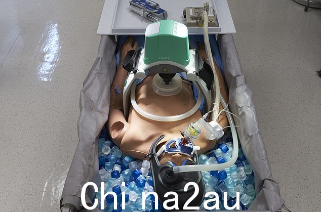 当一个人死后,他们的身体会被冰冻冷却,然后去除所有的血液和其他液体,这样它们就不会在储存中结晶并损坏身体的细胞。图为:在准备存放尸体时放置一个假人
