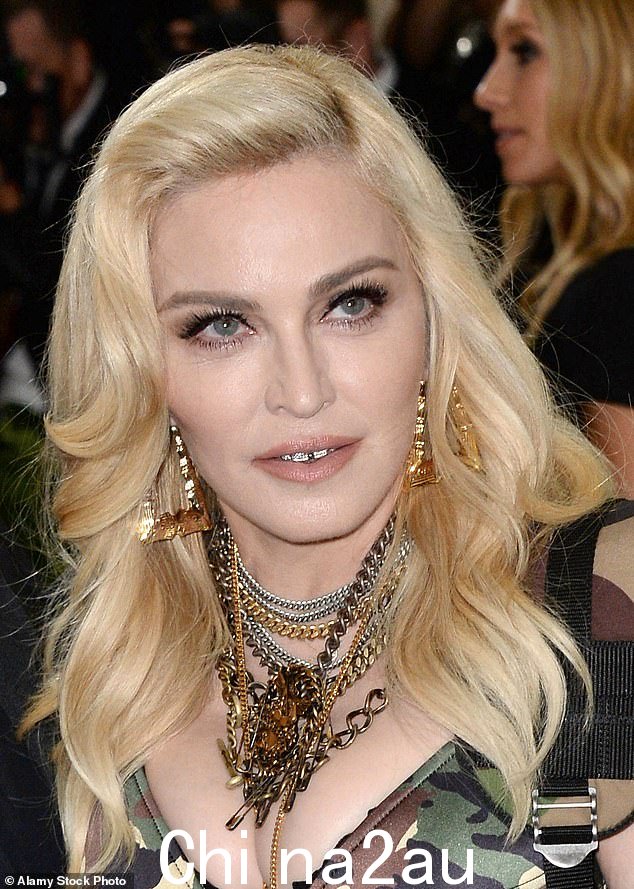 The Material Girl(摄于 2017 年 Met Gala)在 2012 年表示:'我当然不反对整容。然而,我反对不得不讨论它'