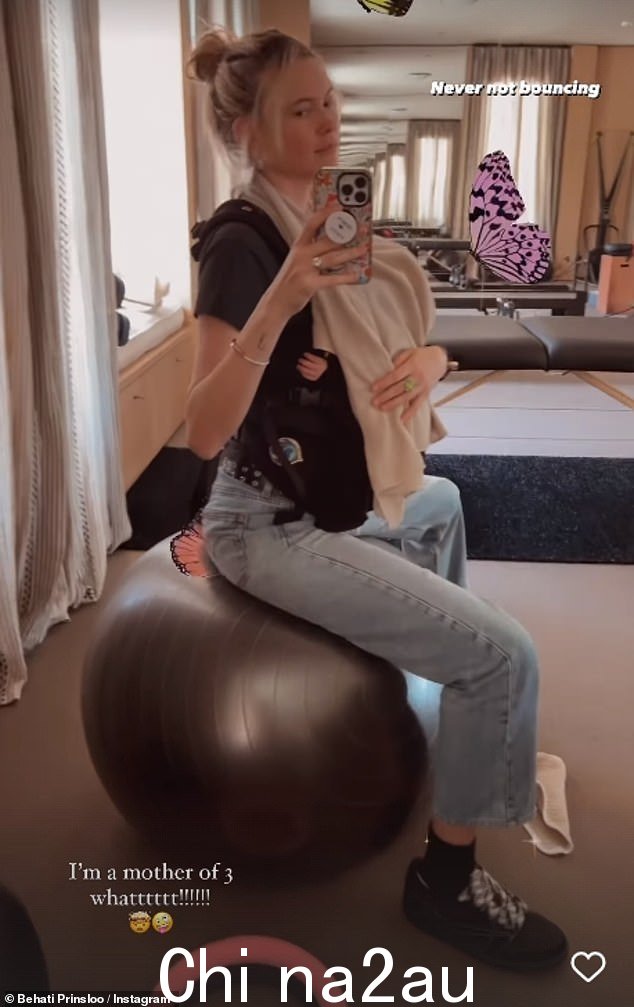 骄傲的妈妈:Behati Prinsloo 在周四分享到她的 Instagram 故事的视频中分享了她作为“3 个孩子的母亲”的生活一瞥