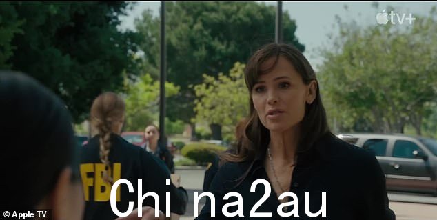 Mystery: Jennifer's Hannah 试图找出她丈夫在惊悚片中神秘消失后发生的事情,只留下一张字条告诉她Hannah to protect her step-daughter