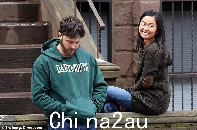 Natural:Hong,43 岁,微笑着和这位奥斯卡奖得主一起坐在门廊上,身穿棕色长款西装,肘部有绒面革贴片和牛仔裤。她的棕色长发笔直, 虽然她已经为相机做了化妆,但看起来很自然