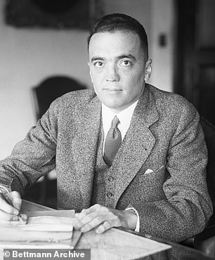 Mahoney 说第一批打电话给 Sinatra 提供帮助解决他儿子绑架案的人是 FBI 局长 J. Edgar Hoover(如图)和黑帮老大 Sam 'Momo' Giancana