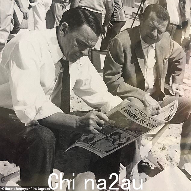 '当你和 Sinatra 在一起时,你一直都在,'他在他的书中写道。 “无论是在他的套房里举行晚宴还是派对,每晚都有活动。这个动作一直持续到黎明'