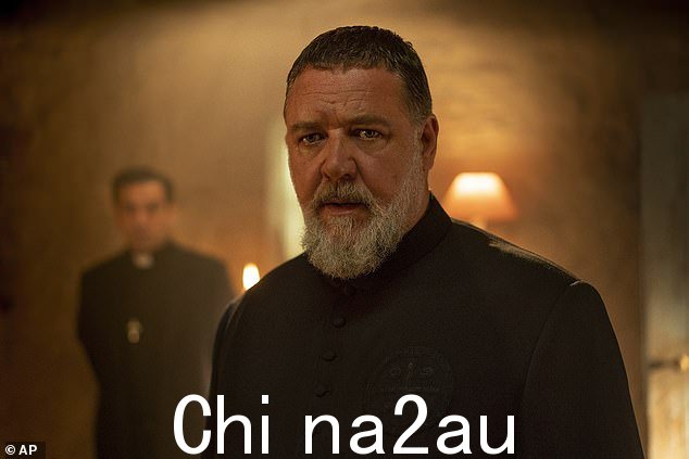 这位 59 岁的奥斯卡得主说,有一天他在完成《教皇的驱魔人》的拍摄后,发现家门口的台阶上有一只死鸟。图为:拉塞尔在电影中的一个场景
