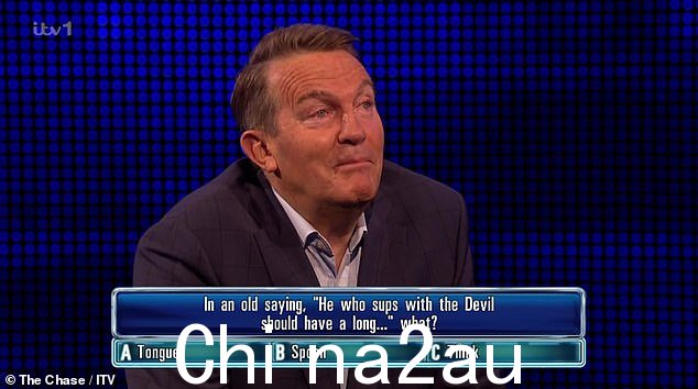 他又来了!在主持人布拉德利·沃尔什 (Bradley Walsh) 因“可笑”的回答而难以控制自己的笑声后,周四的剧集结束后,大通 (Chase) 的粉丝们陷入了歇斯底里。