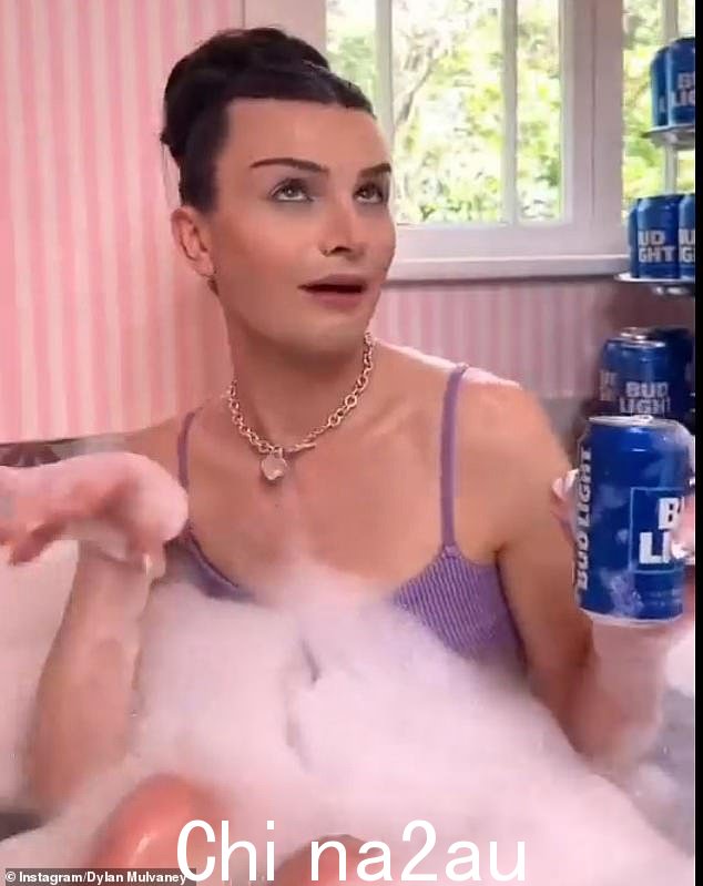 Mulvaney 与 Nike 的交易是在与 Bud Light 的有利合作之后达成的——其中包括她在浴缸里喝罐装啤酒的视频。一些顾客说他们不再购买the beer