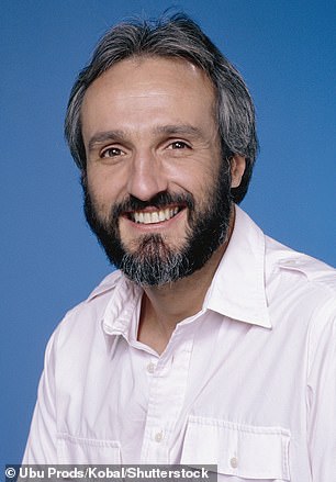父亲最清楚:Michael Gross 饰演 Keaton 家族的族长 Steven,他经营着一个 PBS 电台