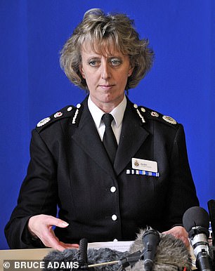 首席警官 Sue Sim 监督了警方抓捕 Raoul Moat 的行动。她在 PC David Rathband 枪击事件后的新闻发布会上合影