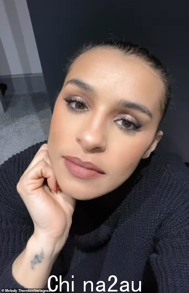 Melody Thornton,38 岁,在星期五的保镖期间爆发战斗并召集防暴警察后,向剧院粉丝道歉,因为'不尊重观众'