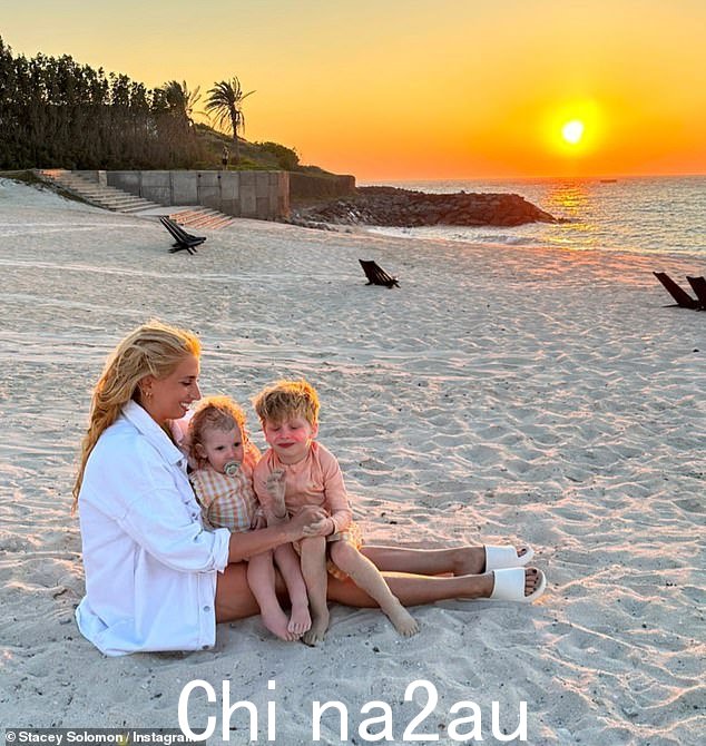 令人惊叹:五个孩子的母亲充分利用了周六的最后一天,他们探索了 Nurai 岛并前往海滩(与 15 个月大的 Rose 和 Rex, three)